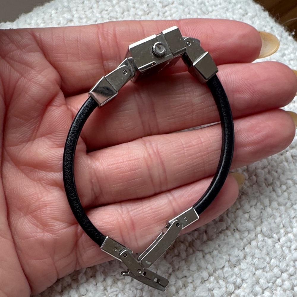 Gucci Black and Silver Square Face Watch - Picture 4 of 7